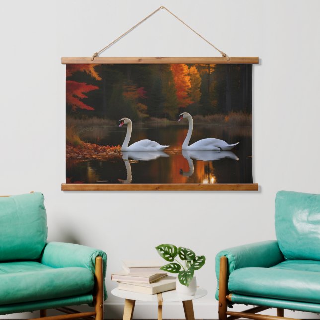 Weiße Schwäne schlängeln über den Herbstteich Wandteppich Mit Holzrahmen (Wohnzimmer)