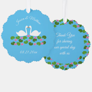 Weiße Schwäne und Wasserlilien Hochzeit nach Maß Ornament Karte