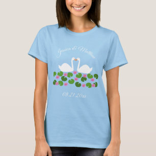 Weiße Schwäne und Wasserlilien Hochzeit nach Maß T-Shirt