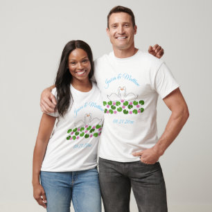 Weiße Schwäne und Wasserlilien Hochzeit nach Maß T-Shirt