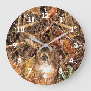 Weiße Schwanz-Rotwild-Kopf-Energie Spirited auf a Große Wanduhr