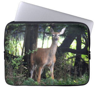 Weiße Schwänze im Wald Laptopschutzhülle