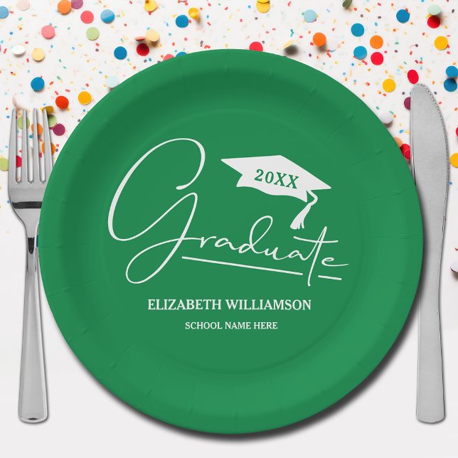 Weiße Script Graduation Cap Green Pappteller (Your name, year, grad cap and "Graduate" in a cool script on green school color paper plates)