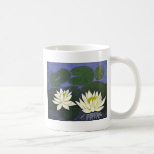 Weiße Seerosenblüten in einem Teich. Kaffeetasse