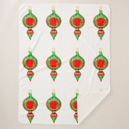 Weiße Sherpa Blanket mit grünen und roten Ornament Sherpadecke