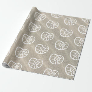Weiße Spiral-Muscheln und Sand Geschenkpapier