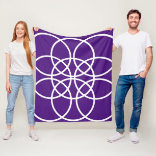 Weiße Spiralkreise auf Lila Fleecedecke