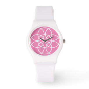 Weiße Spiralkreise auf rosa Armbanduhr
