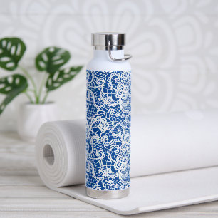 Weiße Spitze auf blau Trinkflasche