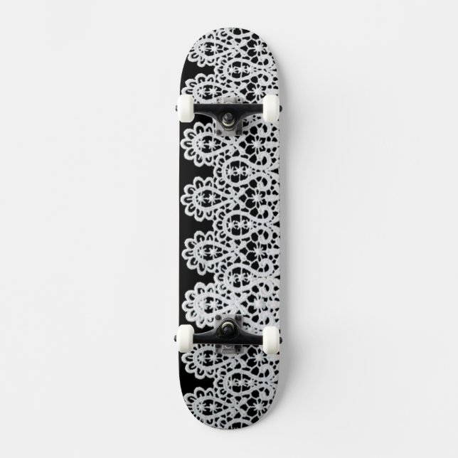 Weiße Spitze bildet eine empfindliche Grenze gegen Skateboard (Vorderseite)
