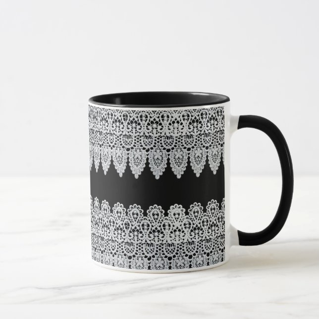 Weiße Spitze bildet eine empfindliche Grenze gegen Tasse (Rechts)