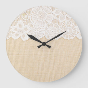 Weiße Spitze über Stoffdesign. Große Wanduhr