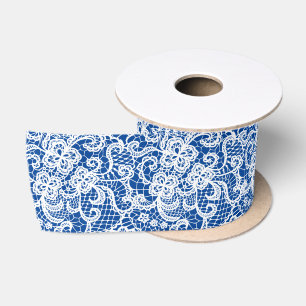 Weiße Spitzen auf blau Satinband