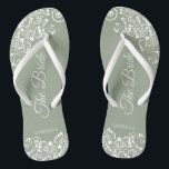 Weiße Spitzen auf dem Sage Green The Bride Elegant Flip Flops<br><div class="desc">Tanzen Sie die Nacht mit diesen schönen Hochzeitsflip-Flops. Sie sind für die Braut konzipiert und zeichnen sich durch ein schlichtes und dennoch elegantes Design aus. extravagante Schriftzeichen auf grünem Hintergrund, weiße Spitzen-Gürtel und Wirbel. Eine schöne Art, extravagant und angemessen bleibe, während Sie Ihren Füßen eine Pause nach einem langen Tag....</div>