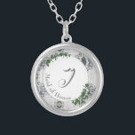 Weiße Spitzen- und Rose-Blätter Mit Monogramm Versilberte Kette<br><div class="desc">Das Design zeichnet sich durch Monogramm in elegantem silberfarbenem Text aus,  der in der Mitte gegen einen weißen Untergrund angezeigt wird. Hintergrund zeigt das Bild von weißer Spitze. Die Blätter der grünen Rose sind an den Kanten empfindlich positioniert.</div>