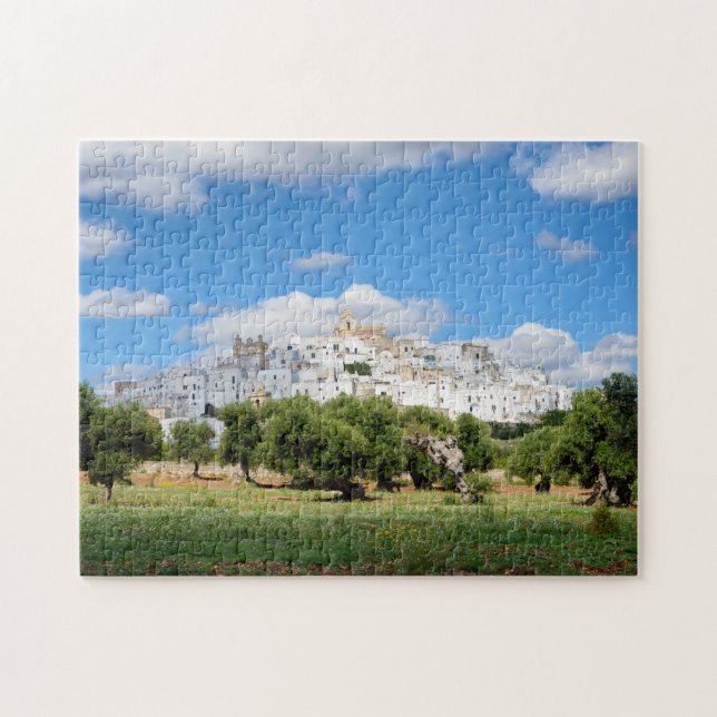 Weiße Stadt Ostuni mit Olivenbäumen, (Horizontal)