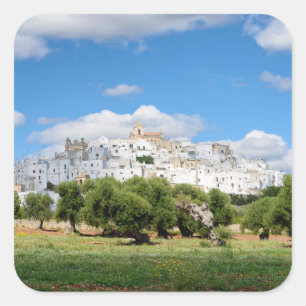 Weiße Stadt Ostuni mit Olivenbäumen, Aufkleber Pug