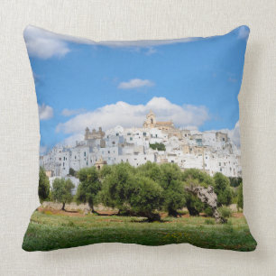 Weiße Stadt Ostuni mit Olivenbäumen, Puglia-Kissen Kissen