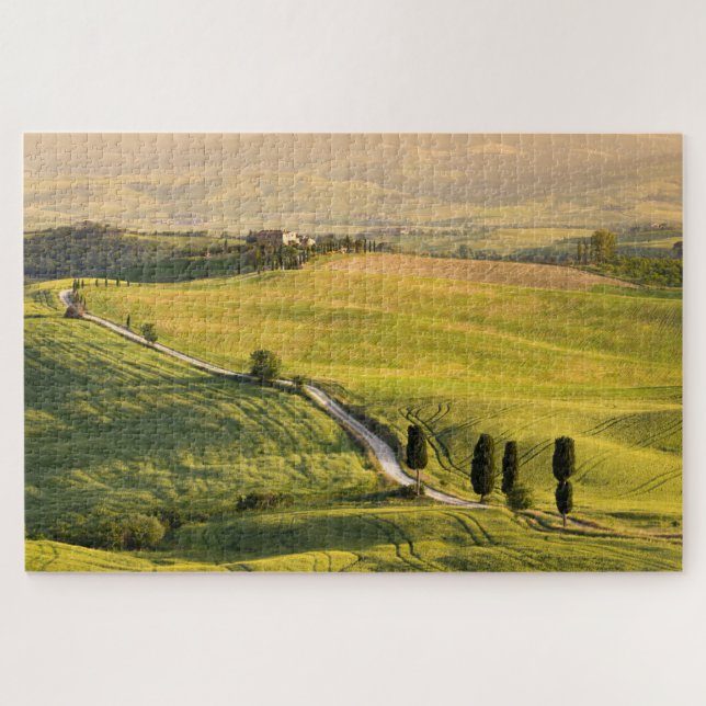 Weiße Straße in einer Toskana-Landschaft am (Horizontal)