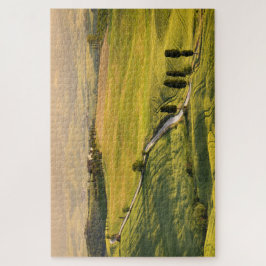 Weiße Straße in einer Toskana-Landschaft am