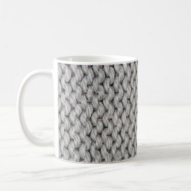 Weiße Strickwollestruktur, nahes Foto. Kaffeetasse (Links)