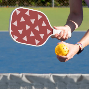 Weiße, strukturierte Dreiecke auf rotem Paddel Pickleball Schläger