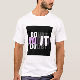 Weiße T-Shirts mit halbem Ärmel und „DOUBT“-Grafik
