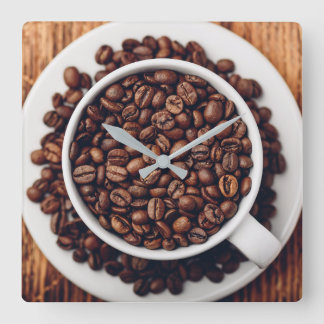 Weiße Tasse mit gerösteten Kaffeebohnen Quadratische Wanduhr