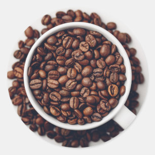 Weiße Tasse mit gerösteten Kaffeebohnen Runder Aufkleber