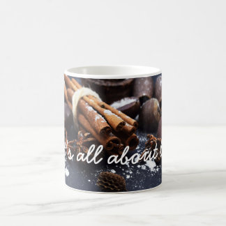 Weiße Tasse mit Zimt und Kastanien und Text