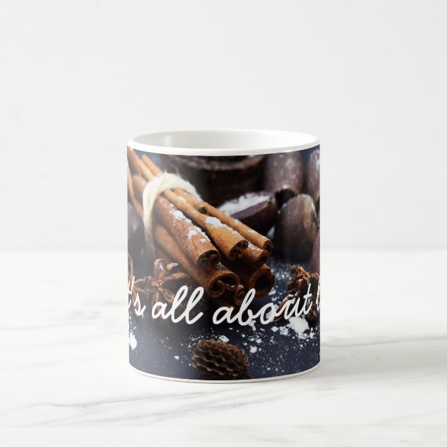 Weiße Tasse mit Zimt und Kastanien und Text (Mittel)