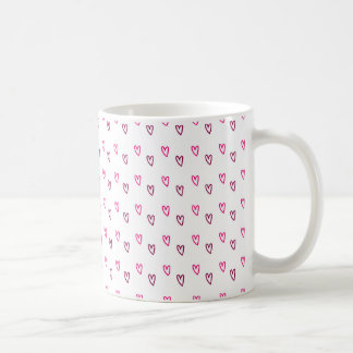 Weiße Tasse – Muster mit kleinen rosa hohlen Herze