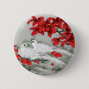 Weiße Tauben und rote Blätter auf Grau im Vintage- Button