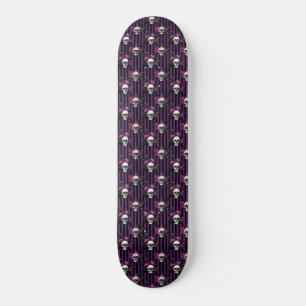 Weiße Totenköpfe auf lila Streifen Blumenmuster Skateboard
