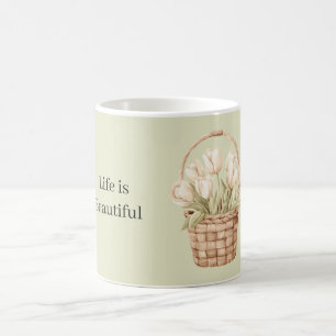 Weiße Tulpen in einem Korb Kaffeetasse