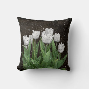 Weiße Tulpen mit Regentropfen Kissen