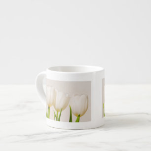 Weiße Tulpen vor weißem Hintergrund, Espressotasse