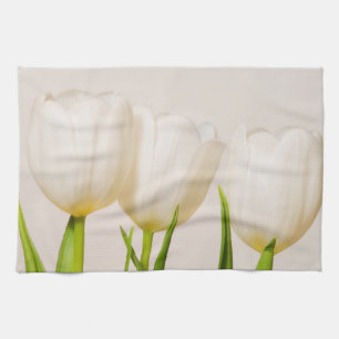 Weiße Tulpen vor weißem Hintergrund, Geschirrtuch
