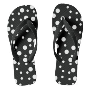 Weiße Tupfen auf schwarzen Flipflops