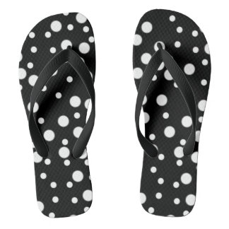 Weiße Tupfen auf schwarzen Flipflops