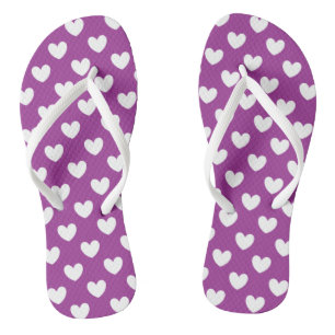 Weiße Tupfenherzen auf Lila Flip Flops