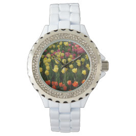 Weiße Uhr mit mehrfarbigen Tulpen