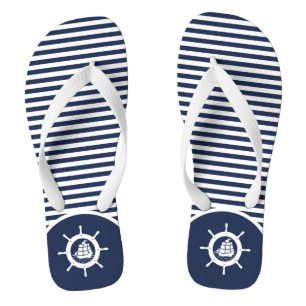 Weiße und blaue Streifen & nautisches Bootsrad Flip Flops