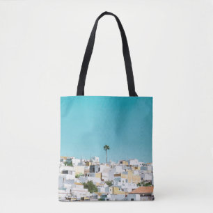 Weiße und braune Betonhäuser unter blauem Himmel i Tasche