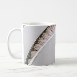 WEISSE UND BROWNE KONKRETE SPIRALSTÄTTEN KAFFEETASSE