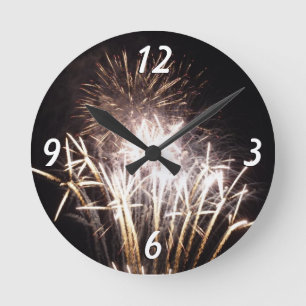 Weiße und goldene Feuerwerke I Patriotische Feier Runde Wanduhr