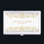 Weiße und goldene Glitzer-Blumenwirbelspitze Visitenkarten Etui<br><div class="desc">Eleganter vergoldeter Glitzer-Druck Vintage Wirbel mit Blumenmuster runden den Rahmen mit wechselndem weißem Hintergrund ab. Maßgeschneiderte Hochzeitsplaner Visitenkarte Vorlage. Jede Farbkombination ist per E-Mail möglich.</div>