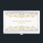 Weiße und goldene Glitzer-Blumenwirbelspitze Visitenkarten Etui<br><div class="desc">Eleganter vergoldeter Glitzer-Druck Vintage Wirbel mit Blumenmuster runden den Rahmen mit wechselndem weißem Hintergrund ab. Maßgeschneiderte Hochzeitsplaner Visitenkarte Vorlage. Jede Farbkombination ist per E-Mail möglich.</div>