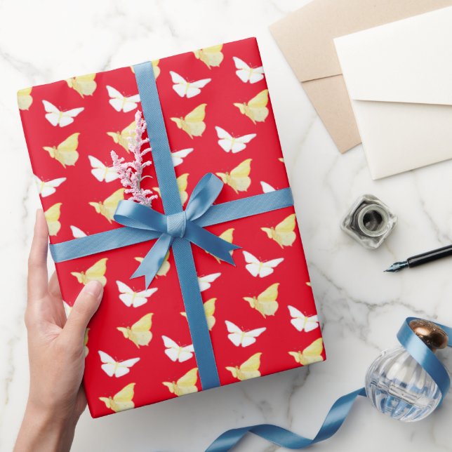 Weiße und hellgelbe Schmetterlinge, die rot fliege Geschenkpapier (Schenken)