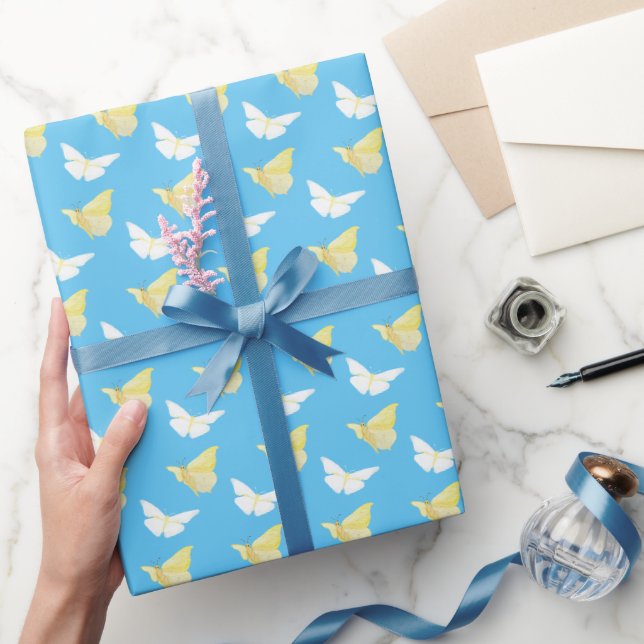 Weiße und hellgelbe Schmetterlinge fliegen blau Geschenkpapier (Schenken)